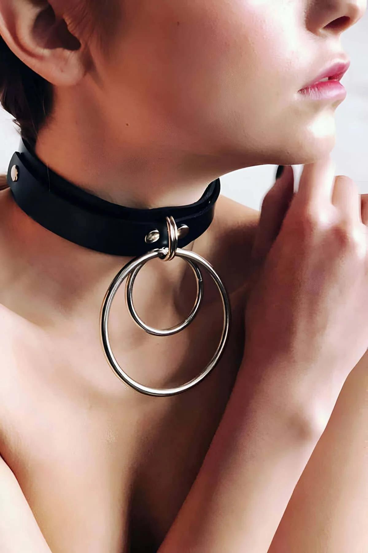 iç içe çift gümüş halka yakın plan choker aksesuar