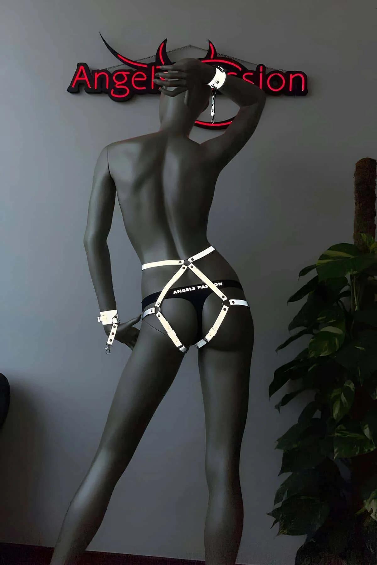 reflektörlü suni deri harnes çok delikli gümüş metal toka yakın çekim