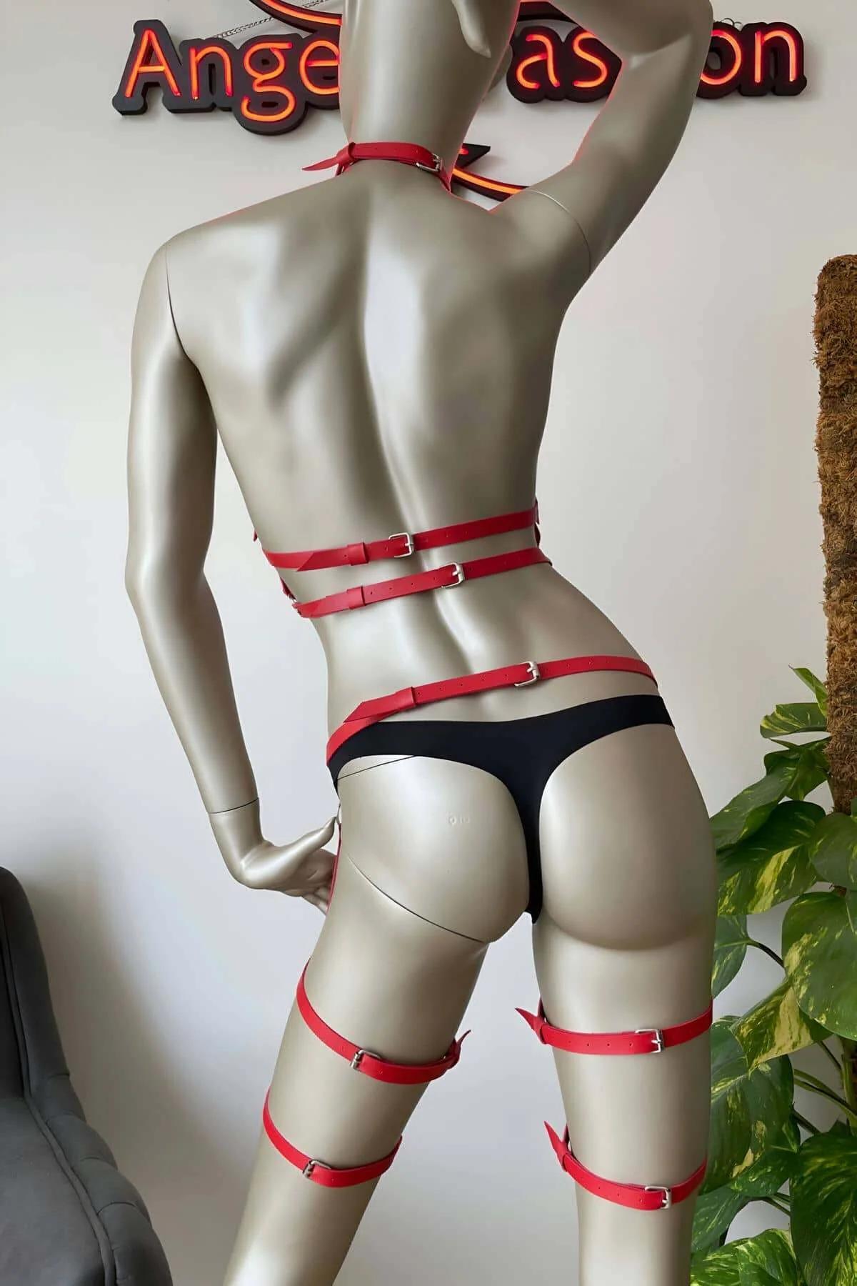 kırmızı PU deri halter göğüs harness gümüş perçin ve çapraz bant detayı önden görünüm