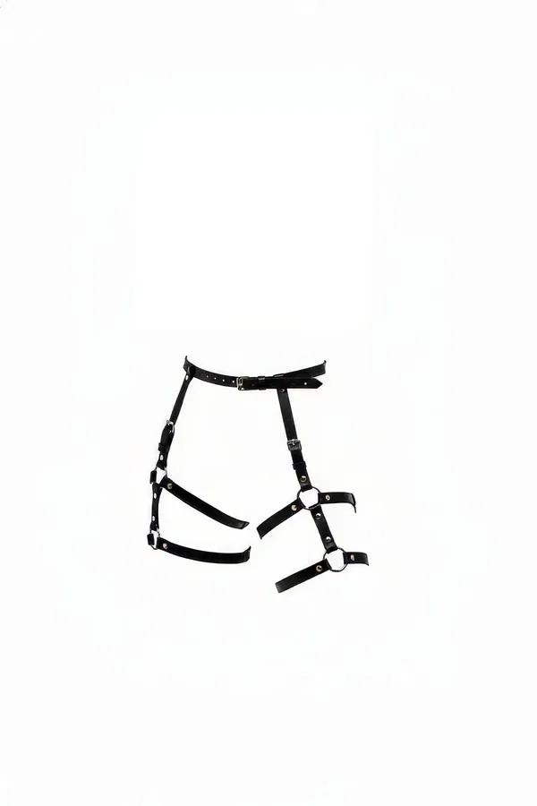 Siyah faux leather bacak jartiyer harness, gümüş metal toka ve O-halka detaylı, bel ve uyluk tasmalı