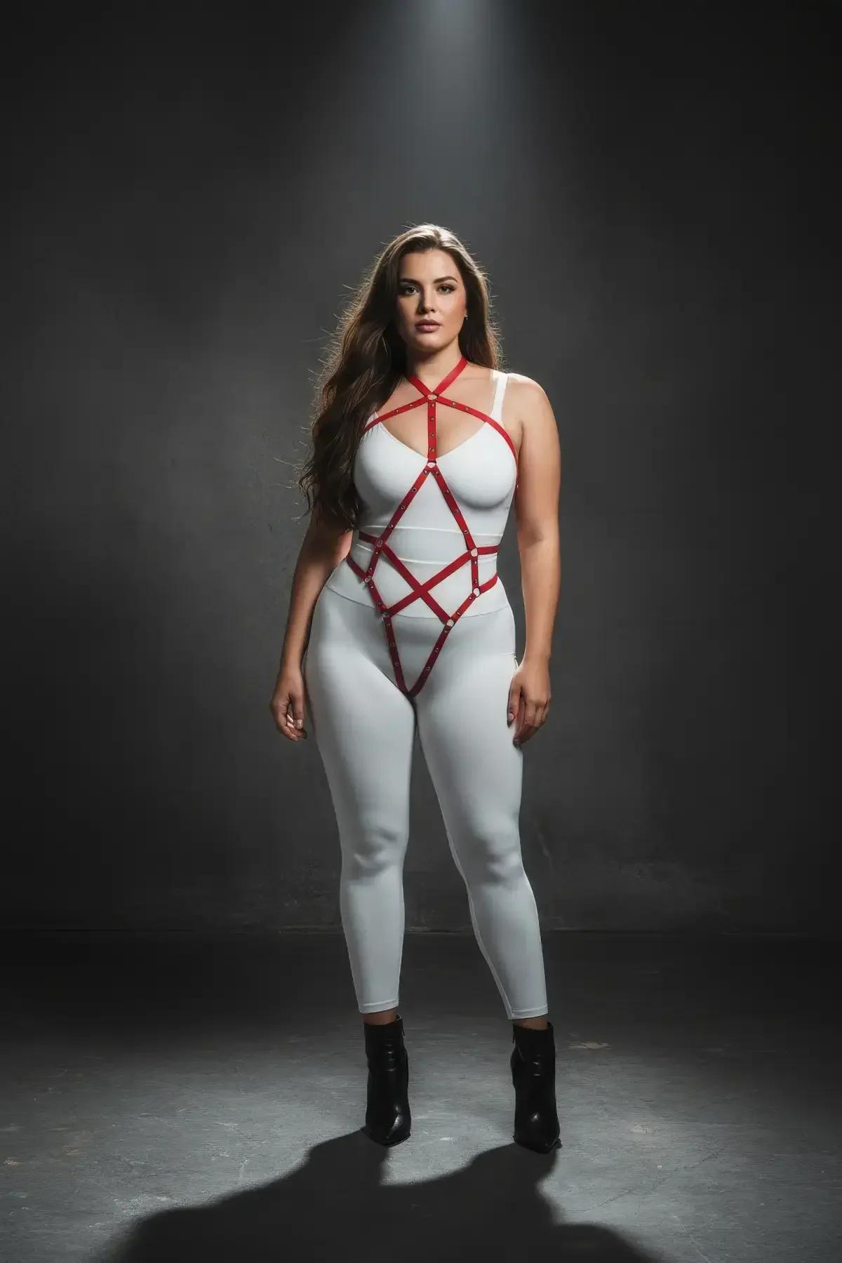 Büyük beden tam vücut harness kırmızı bantlar beyaz catsuit üzerine kombinlenmiş