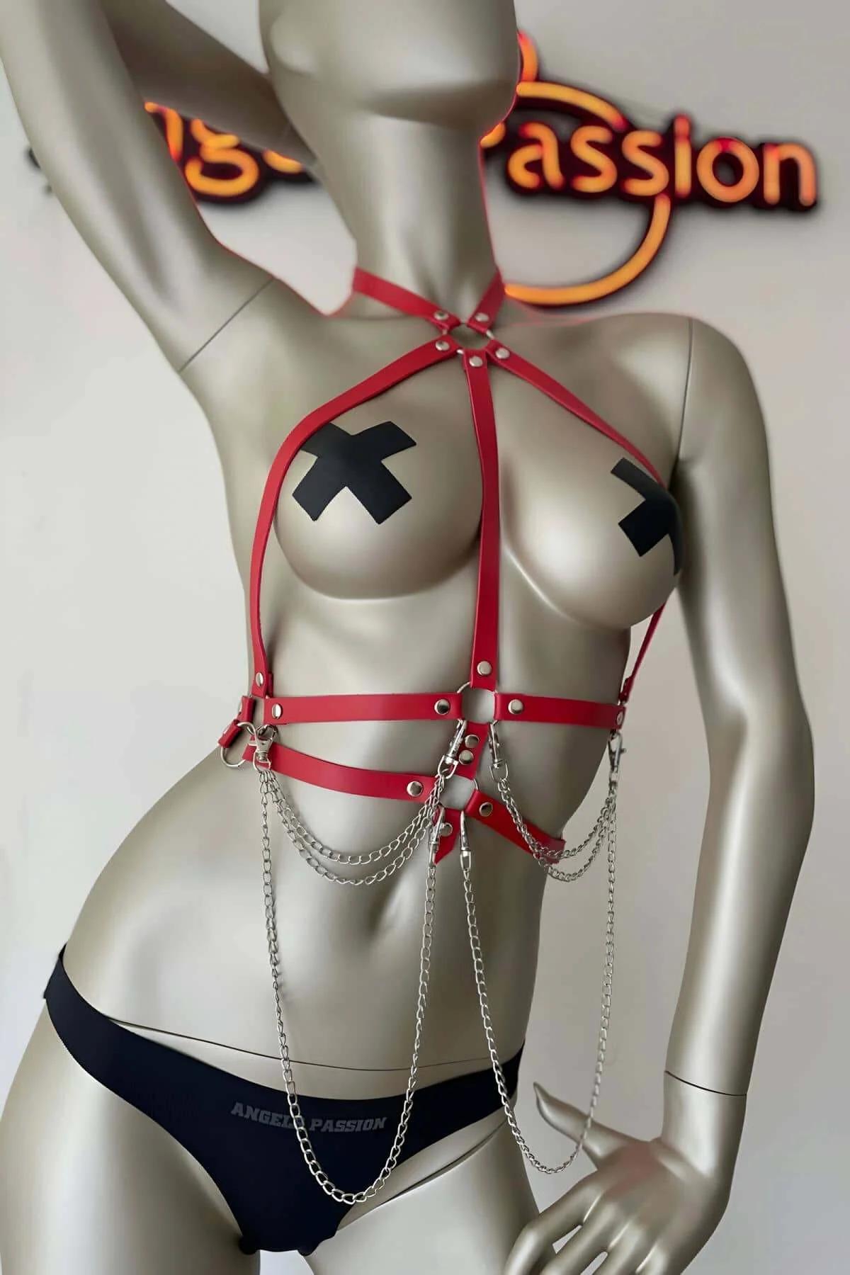 Gümüş çıt-çıt toka ve O-halka detayı kırmızı deri harness üzerinde