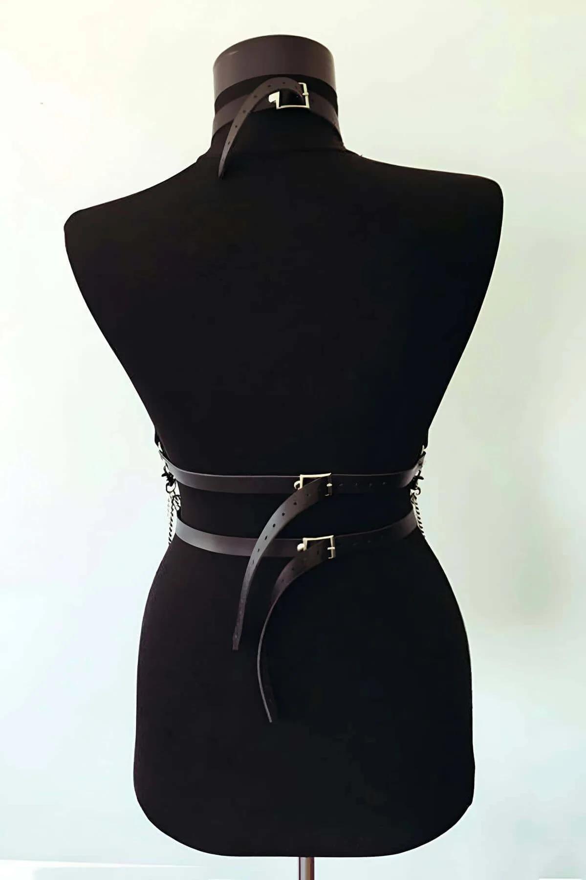 Altın ton sarkık zincir katmanları bel bandına bağlı siyah harness detay