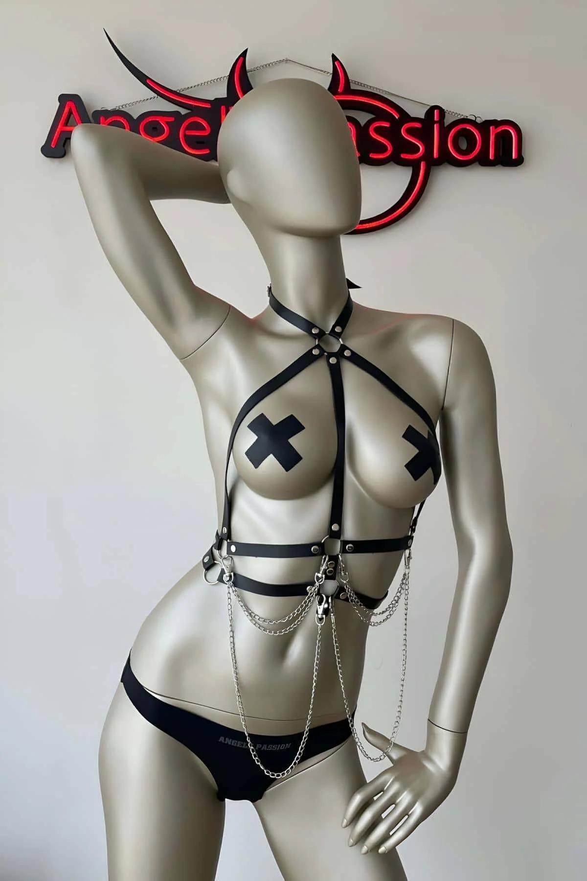 siyah harness bel bandı üzerinde 3 sıra gümüş sarkıt zincir detayı