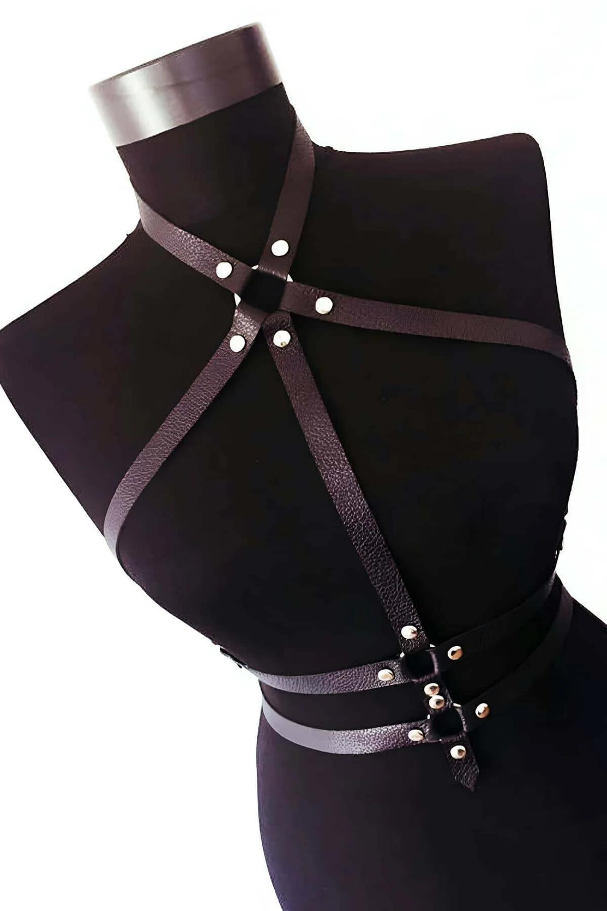 Siyah suni deri göğüs harness gümüş metal perçinler ve merkezi O-ring detayı ile manken üzerinde