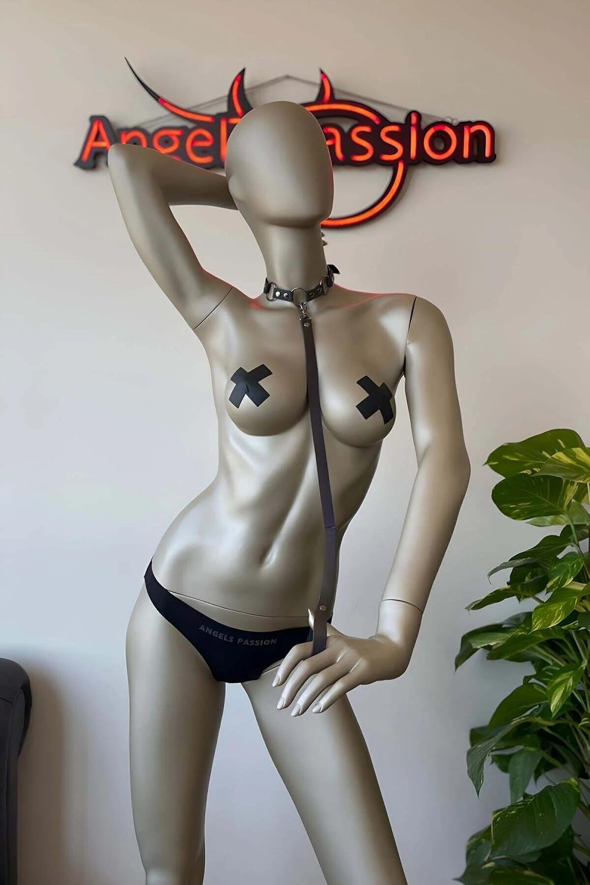 parlayan gece kolyesi mavi mor sarı-yeşil renk kırılımlı plastik panel detayı