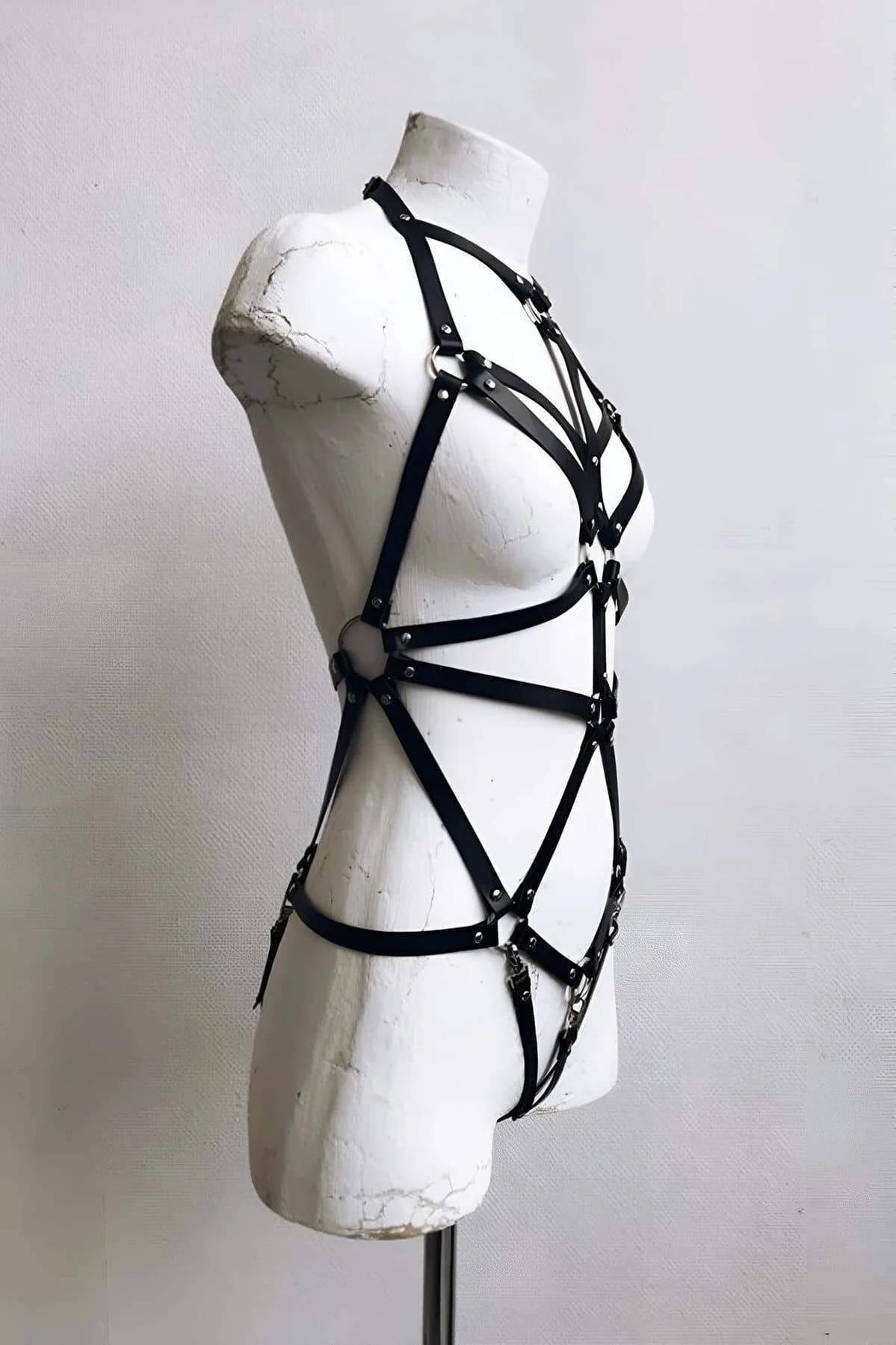 Suni deri harness 1,5 cm genişliğinde ayarlanabilir bantlar ve boyun halkası görünümü