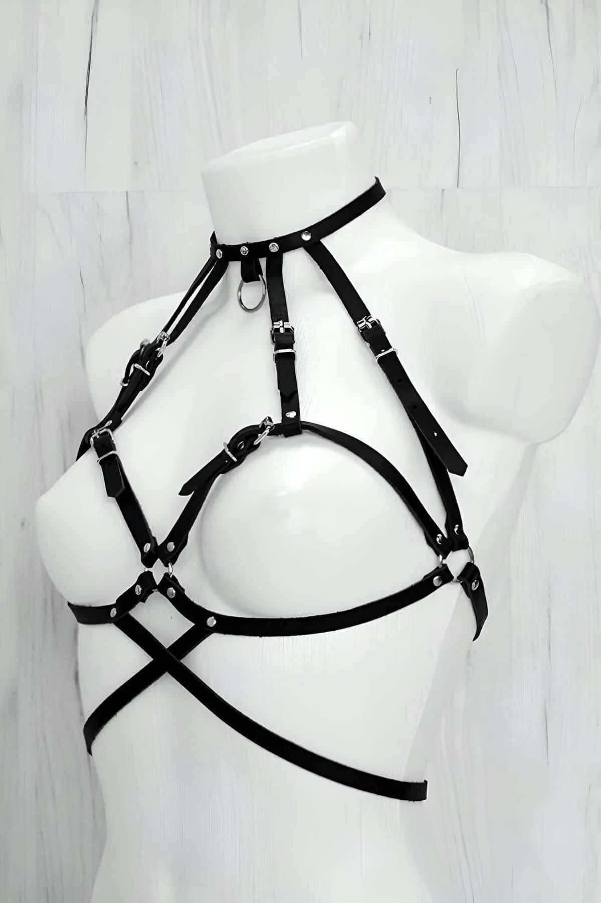 Siyah vegan deri göğüs harness ön görünüm, boyun yakalığı ve O-halka detayı