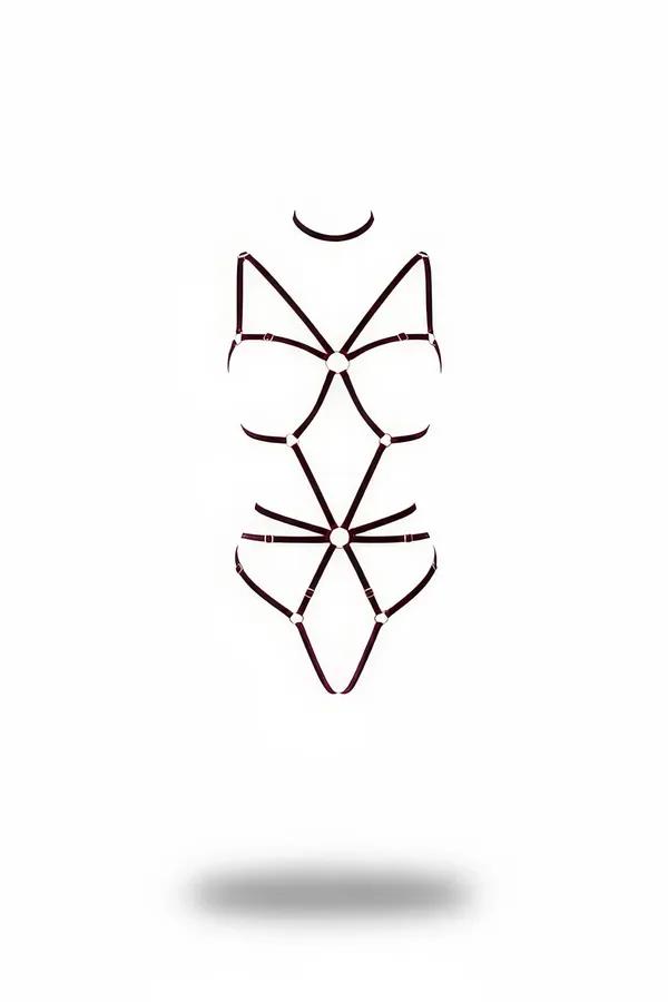 Bordo faux leather body harness, krom O-halka detaylı göğüs ve kalça kafes düzeneği, tam vücut görünüm