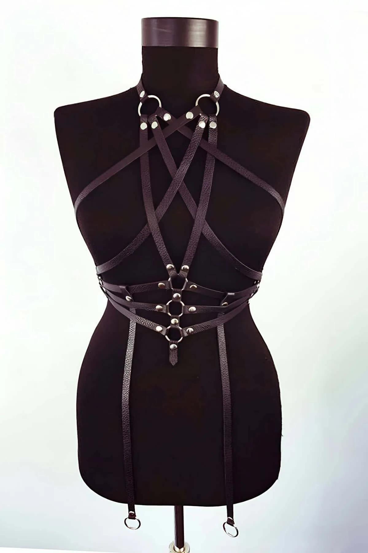 siyah suni deri harness bel detayı üç O-ring bağlantı yakın plan