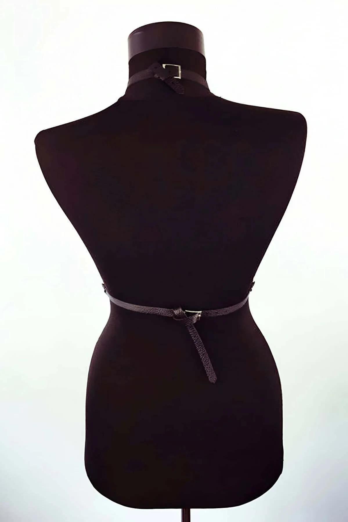 siyah deri body harness boyun halkası ve büyük gümüş O-ring detayı