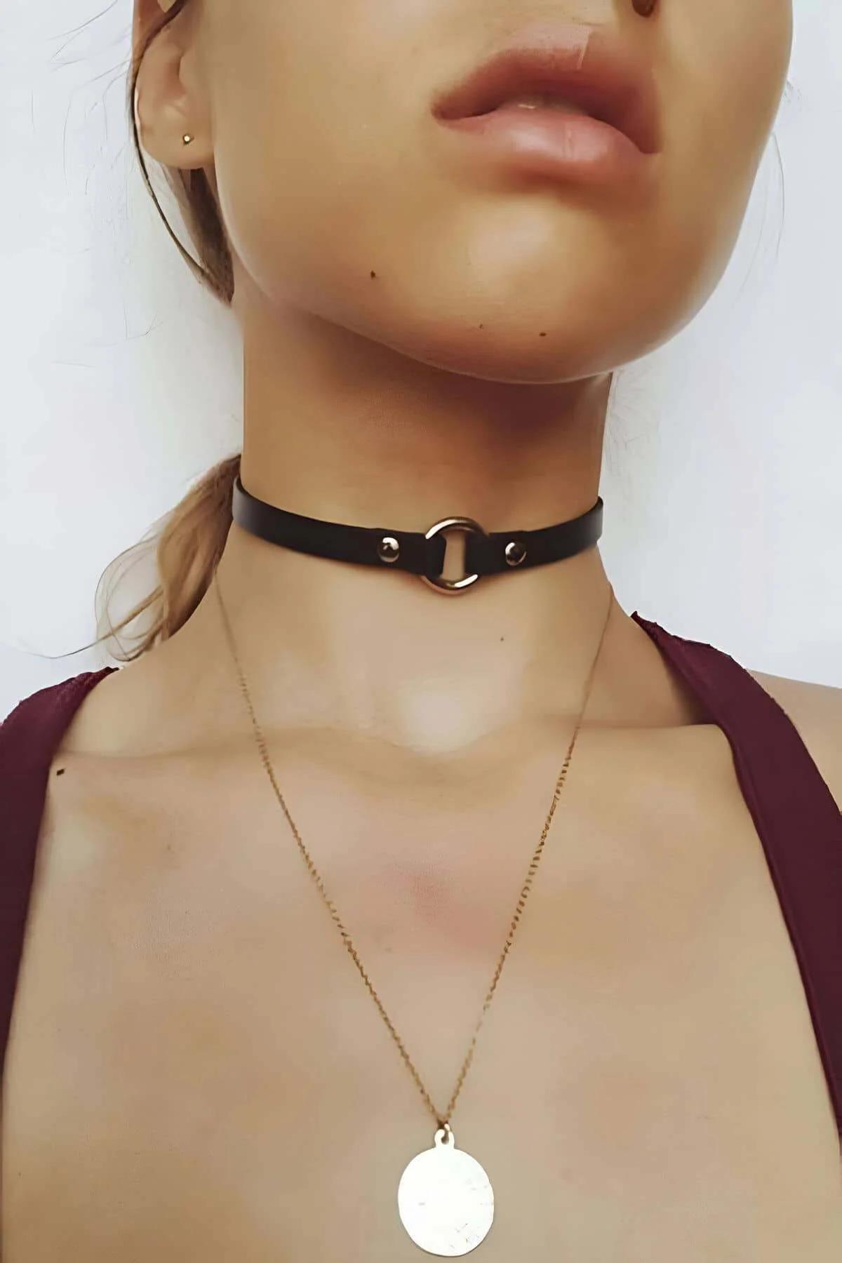 siyah suni deri choker altın O halka detaylı ince bant tasma kolye boyun üzerinde
