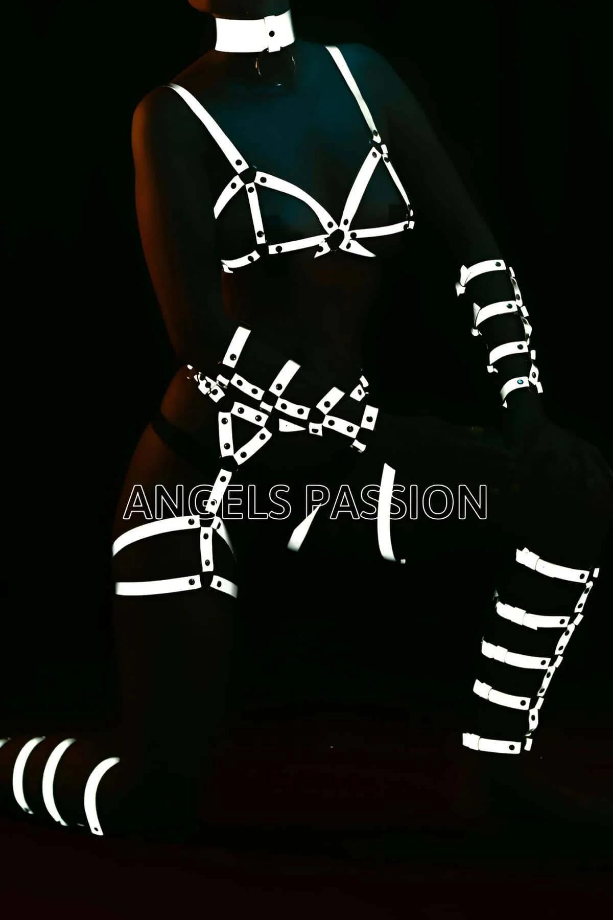 Reflektörlü harness set göğüs harnessi merkez metal halka detayı karanlık fotoğraf