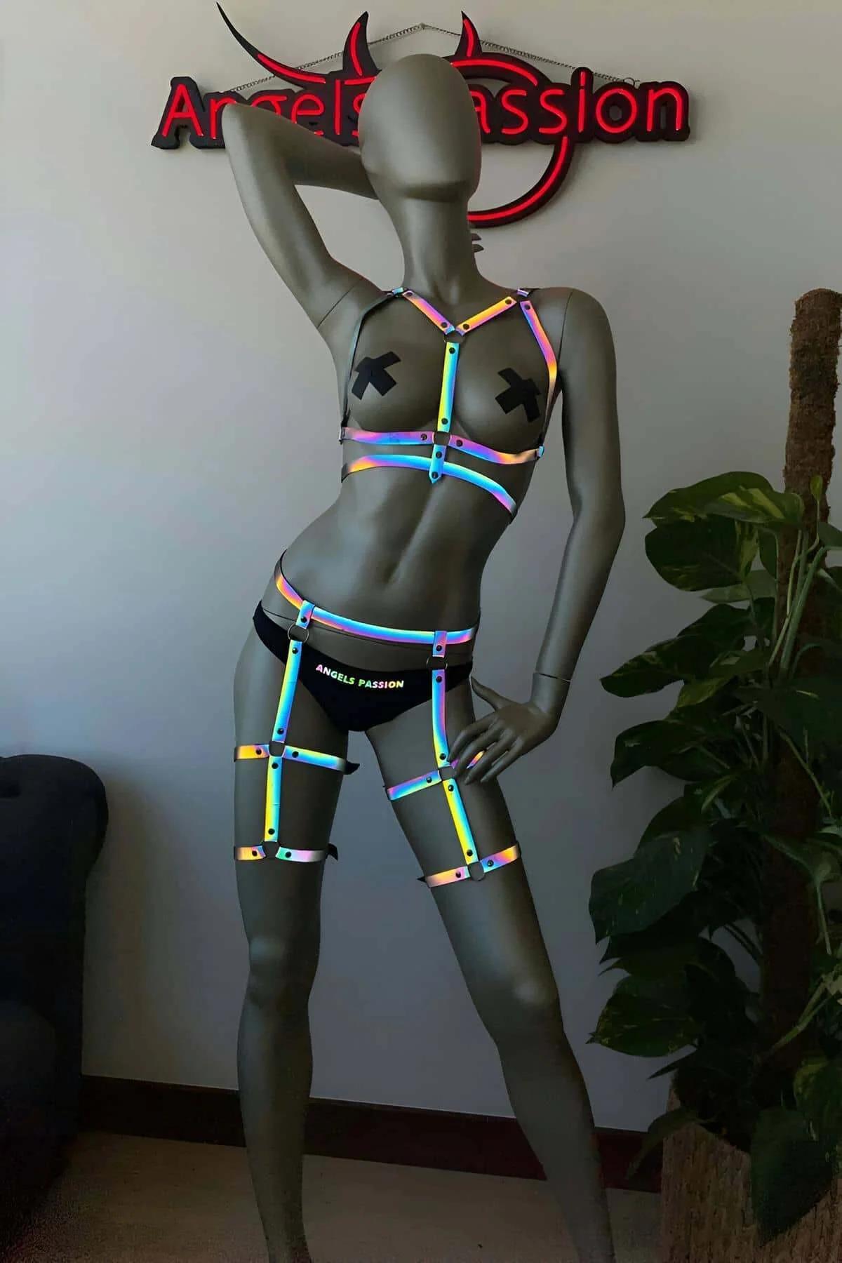 Karanlıkta parlayan harness seti üç parça göğüs bel bacak kombini sahne ışığında