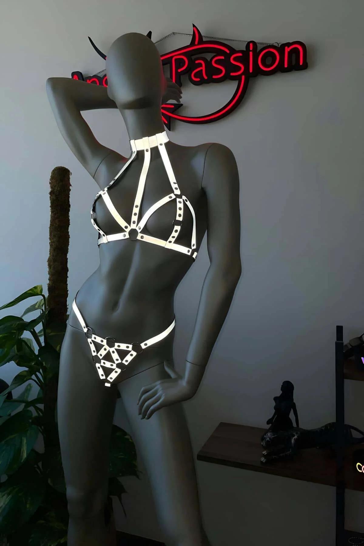 İki parça reflektörlü harness takımı kafes göğüs ve eşleşen alt harness önden görünüm