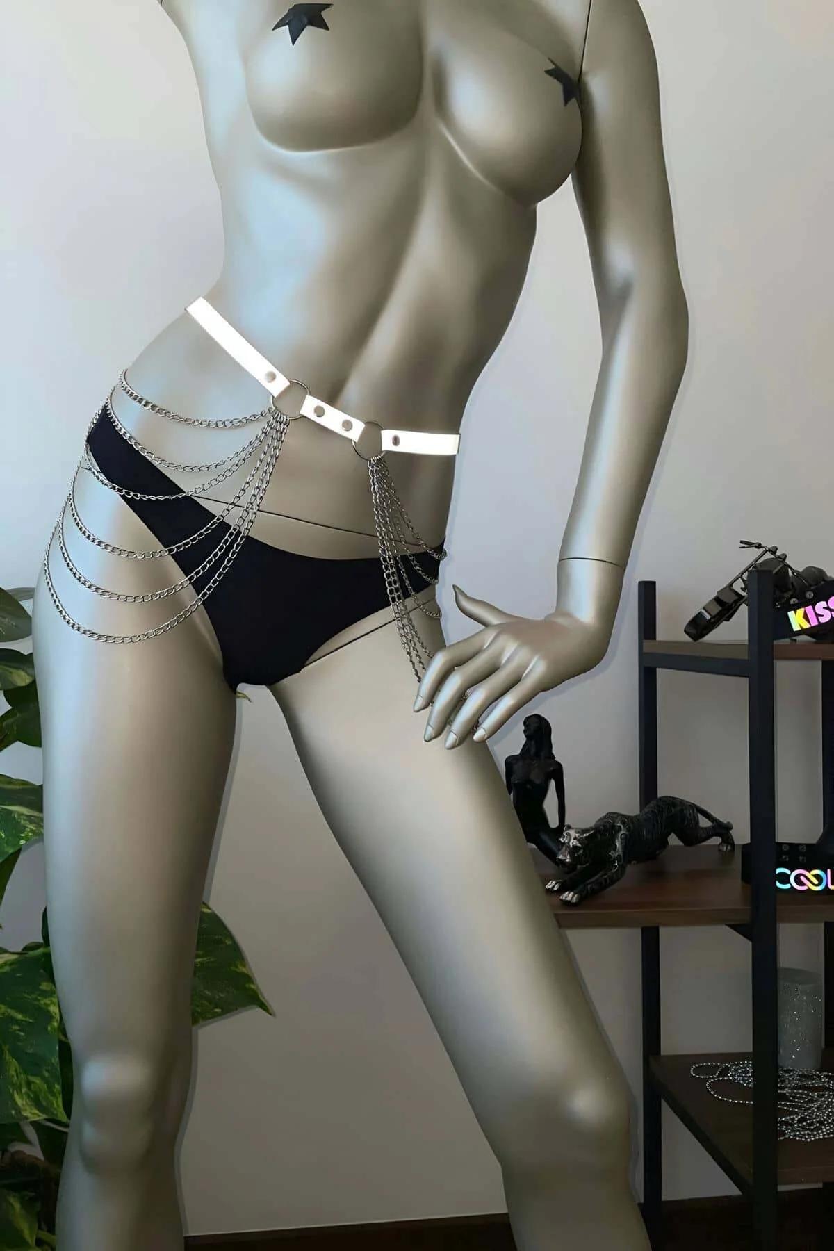 beyaz reflektörlü bantlı gümüş zincirli harness bel kemeri, manken üzerinde yan görünüm