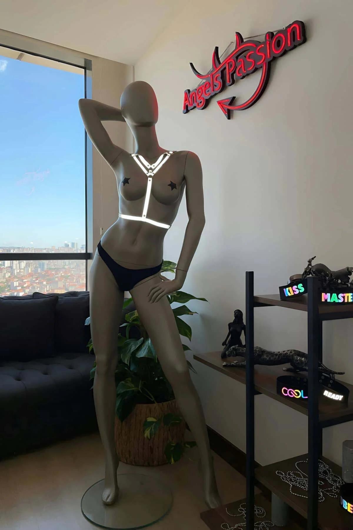 Beyaz reflektörlü harness bant yakın çekim 2 cm genişlik gümüş çıtçıt detay