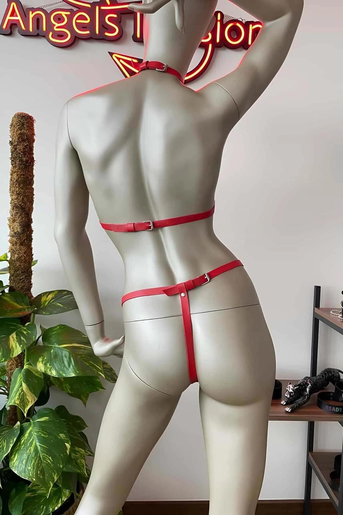 Gümüş O-halka ve perçinli kırmızı vegan deri bel harness altlık yakın çekim