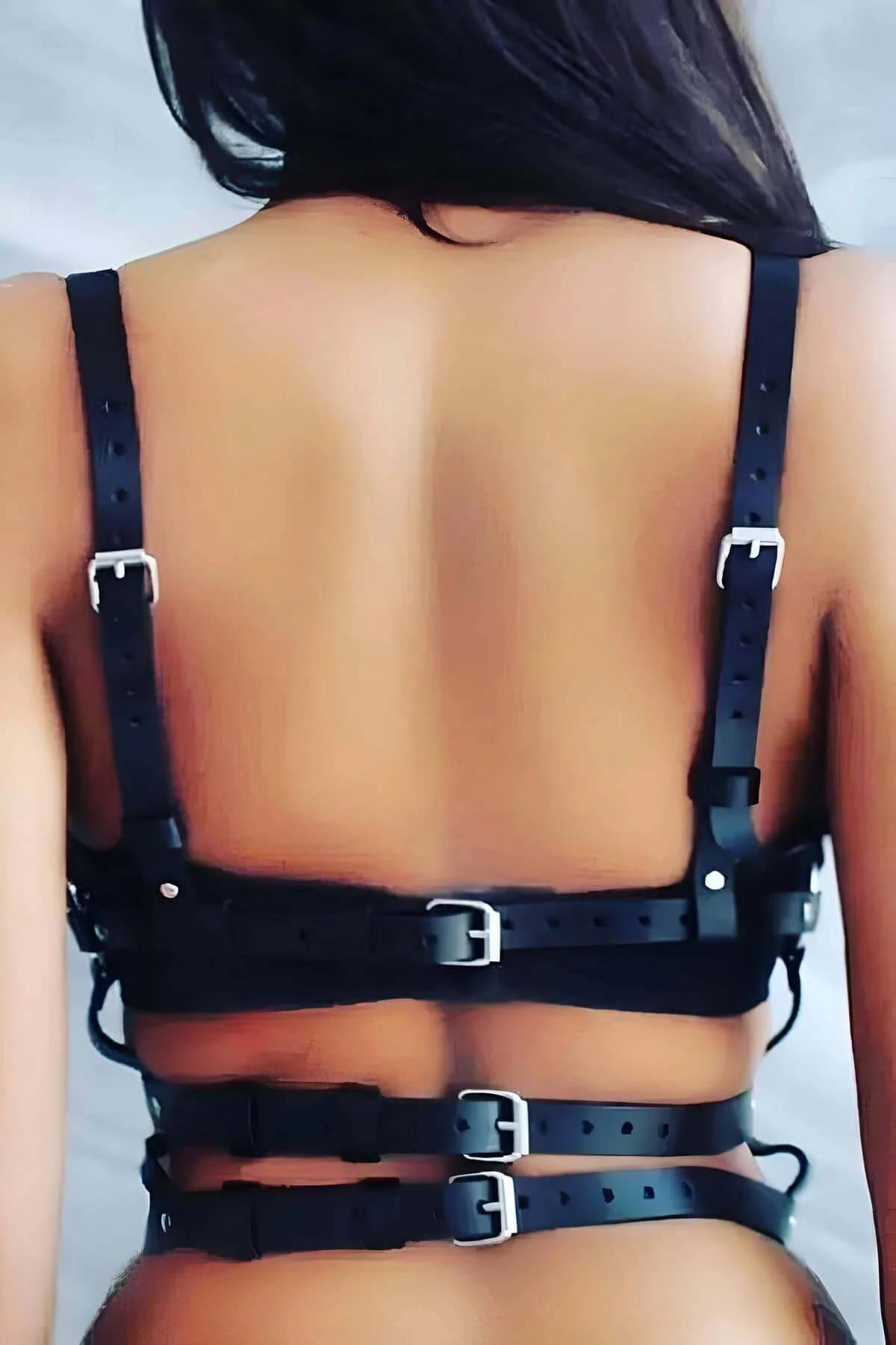 ខ្សែ faux leather ខ្មៅ ទទឹង 1.5 cm studs ប្រាក់ stainless ដាក់ជាជួរ chest harness