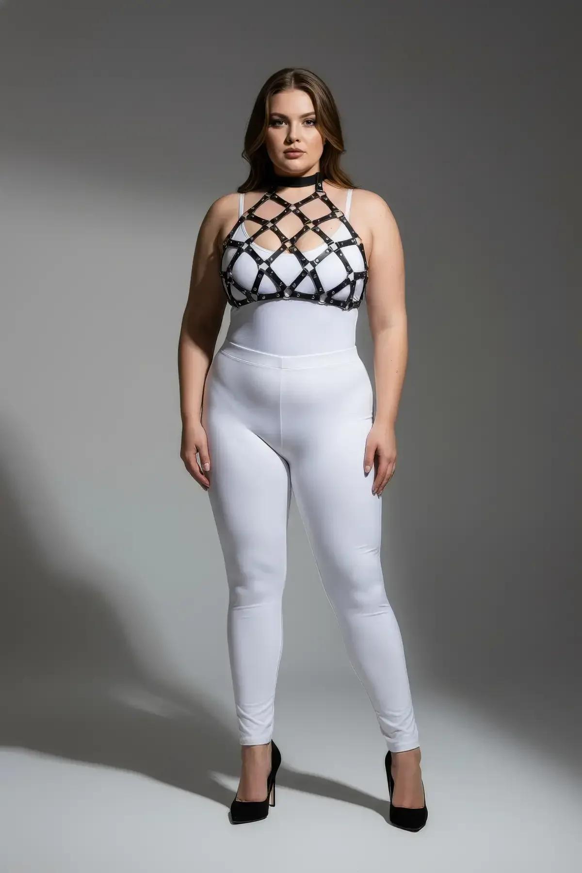 büyük beden siyah vegan deri kafes göğüs harness altın halka detaylı choker bantlı plus size model üzerinde