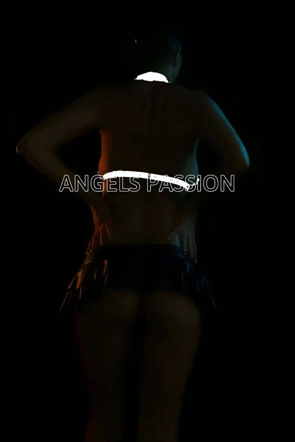 reflektörlü file desenli harness top gümüş beyaz kafes bra halter boyun perçin detaylı gece ışığında parlayan