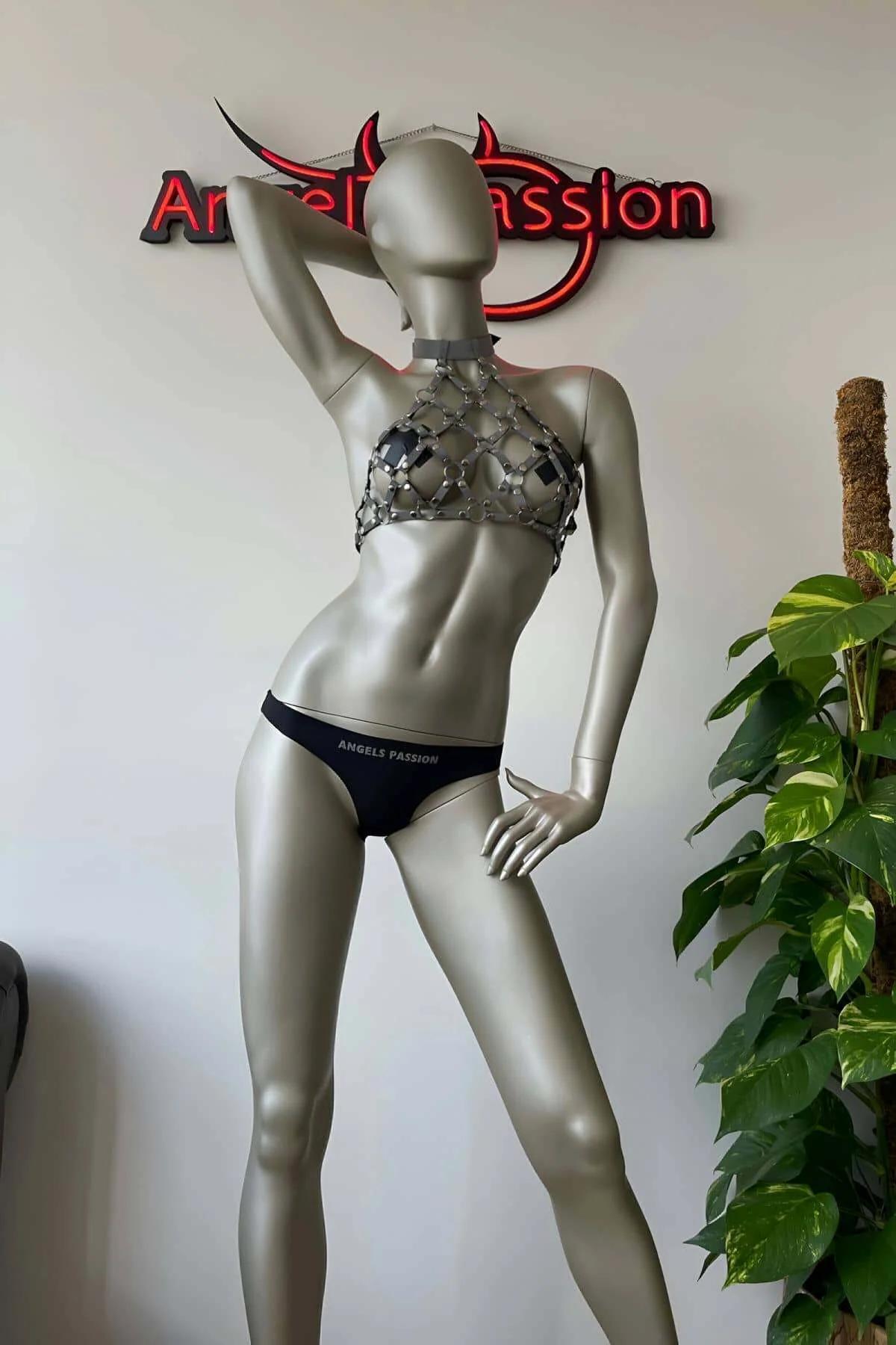 festival harness top strobe ışık altında yansımalı beyaz kafes görünüm