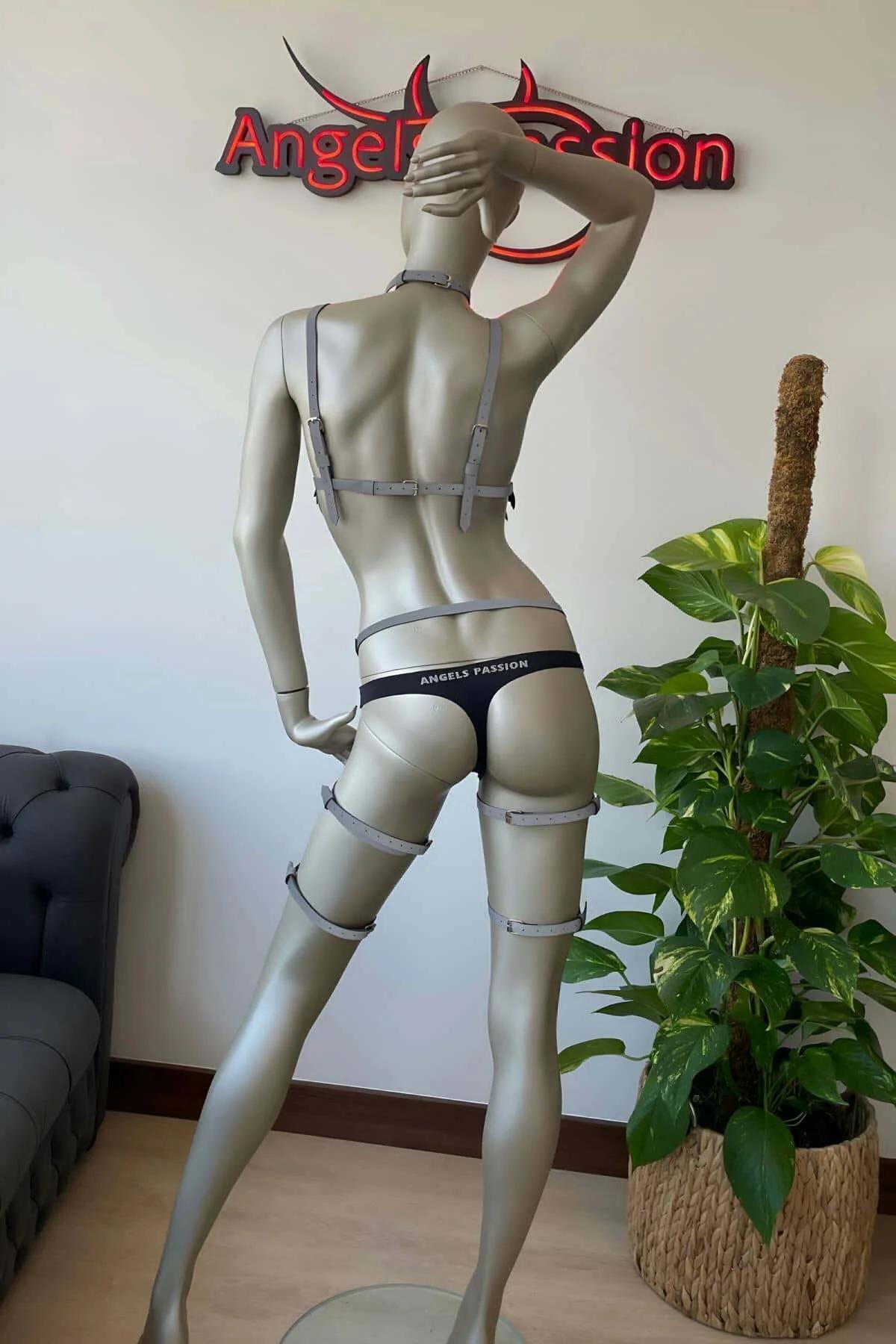 Reflektörlü 4 parça sütyen garter takımı yanlamasına profil görünüm