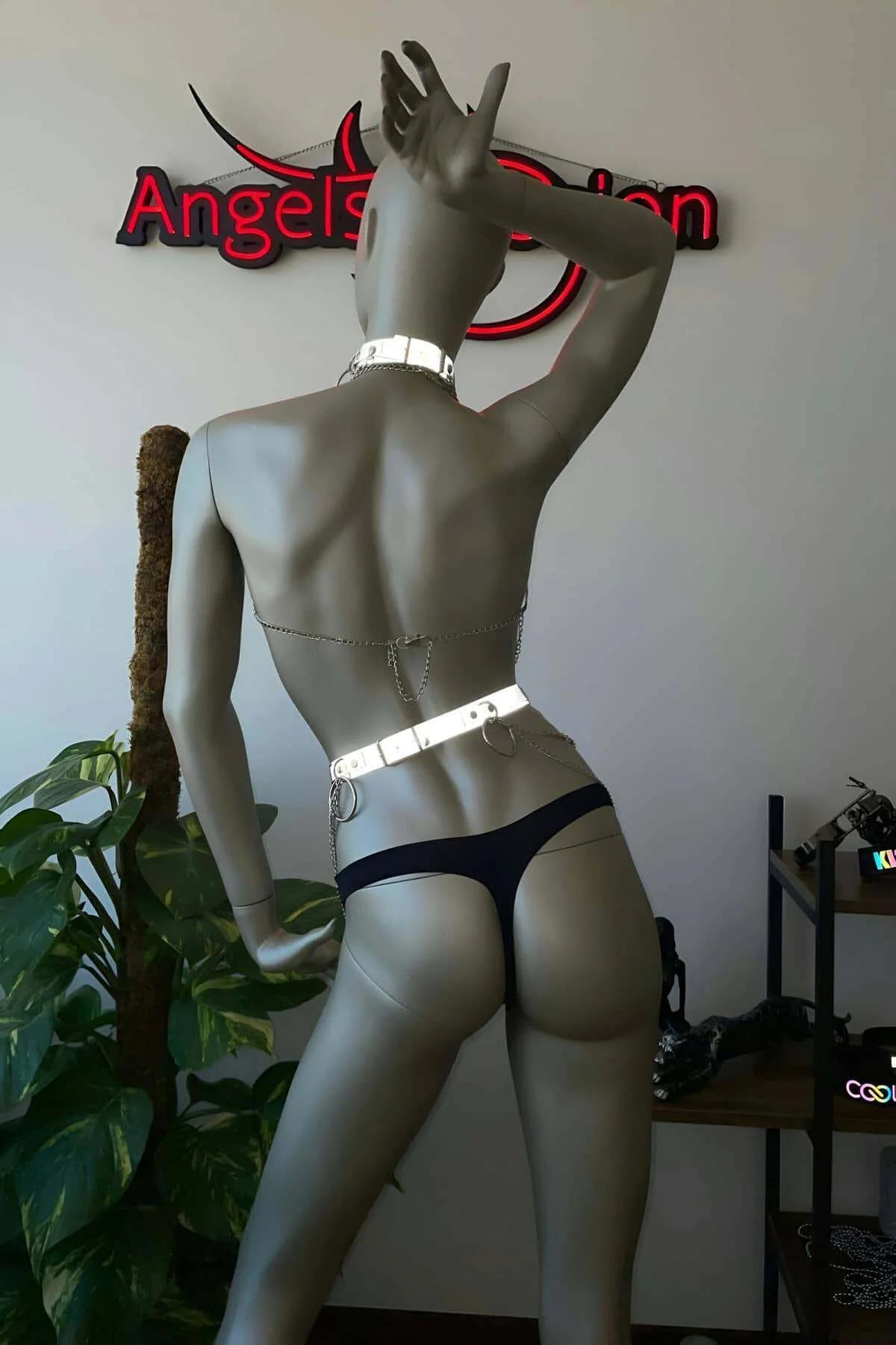 Gümüş zincirli reflektör harness manken üzerinde tam boy festival aksesuar