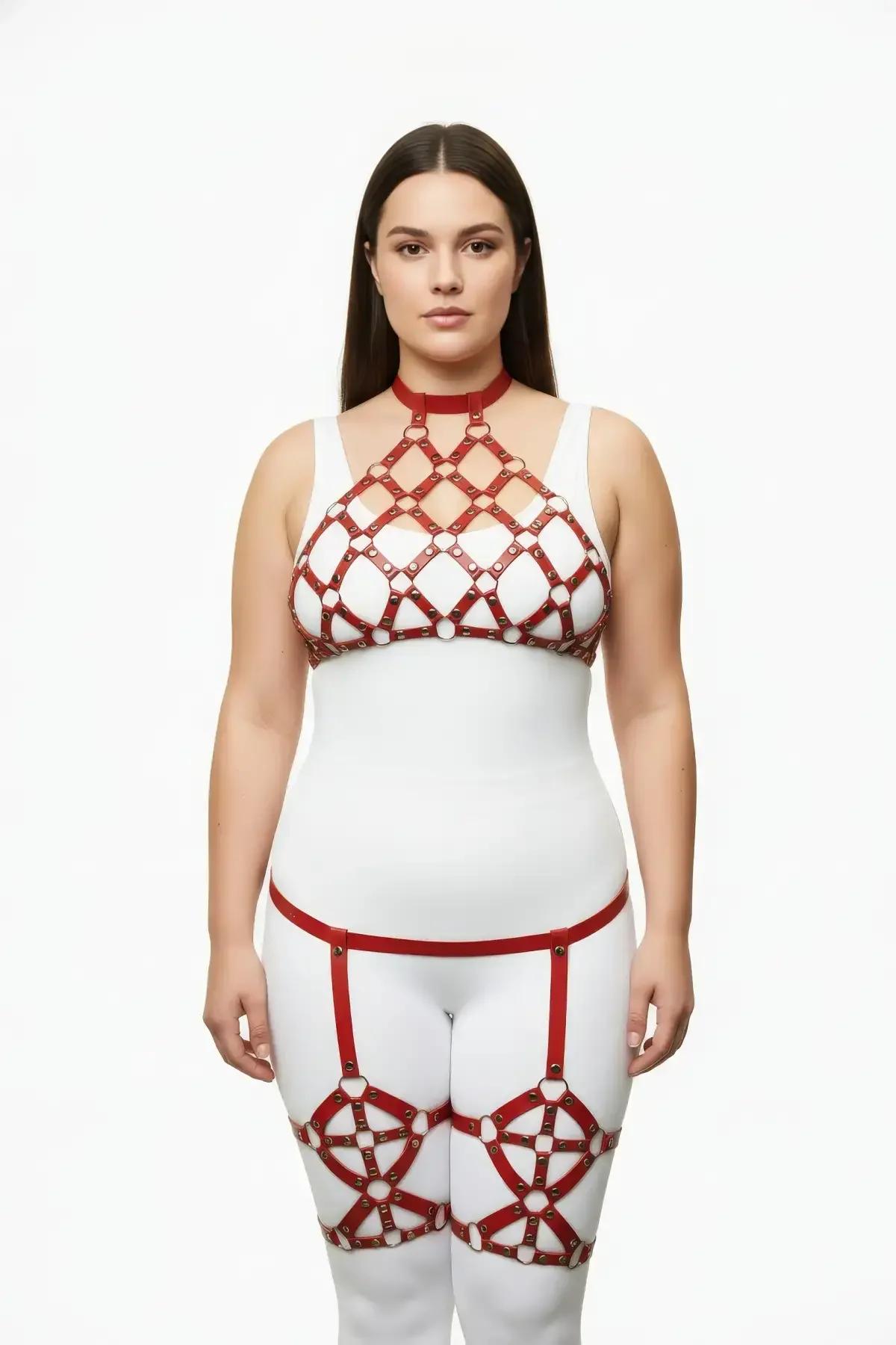 kırmızı vegan leather harness göğüs parçası elmas örgü kafes desen altın O-ring detaylı önden görünüm