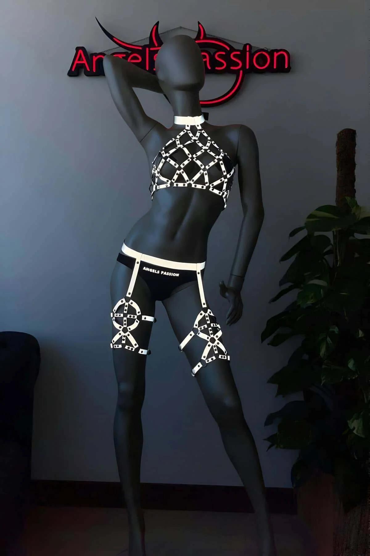 Festival harness kostüm reflektörlü beyaz bantlı kafes desen sahne ışığı görünümü