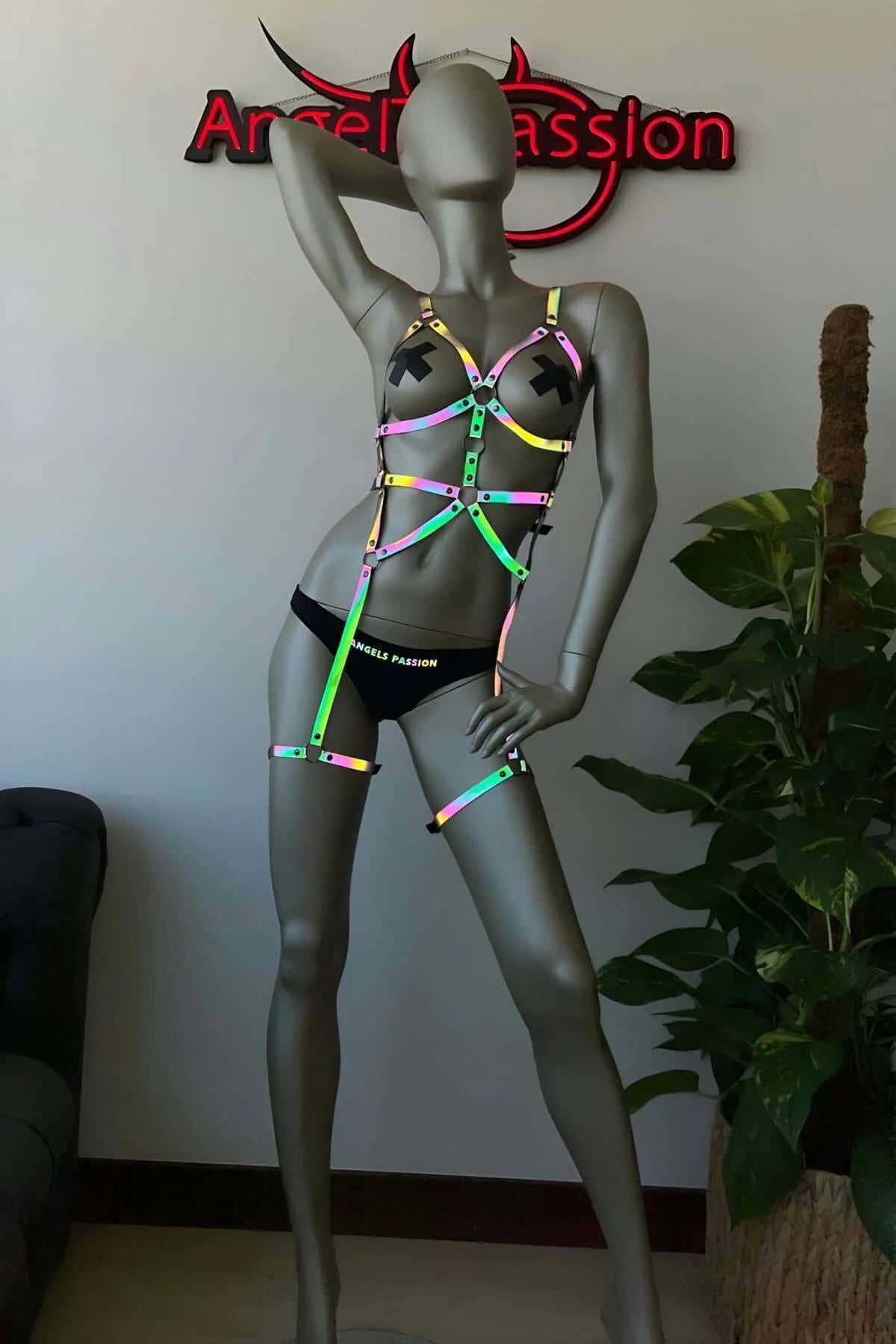 Neon reflektör harness yan profil göğüs çevresi bant konfigürasyonu siyah arka plan