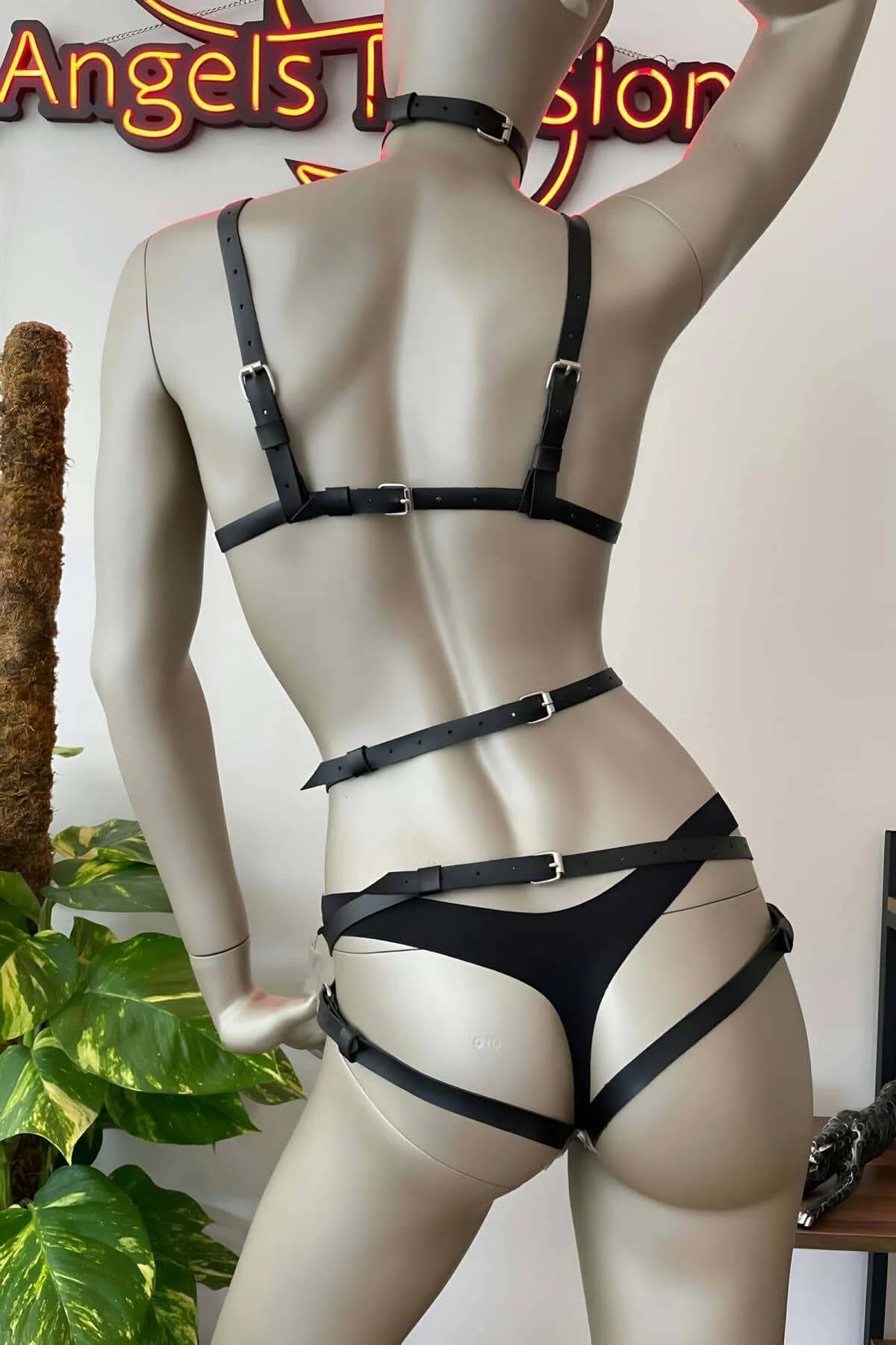 Siyah deri harness sütyen kalp çiçek aplike ve gümüş perçin detay ön görünüm