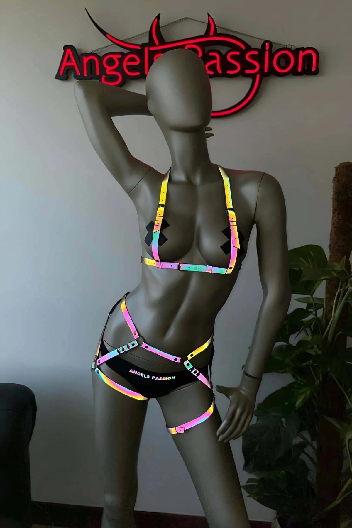 Reflektörlü harness set toka detayı gümüş metal ayar mekanizması yakın çekim