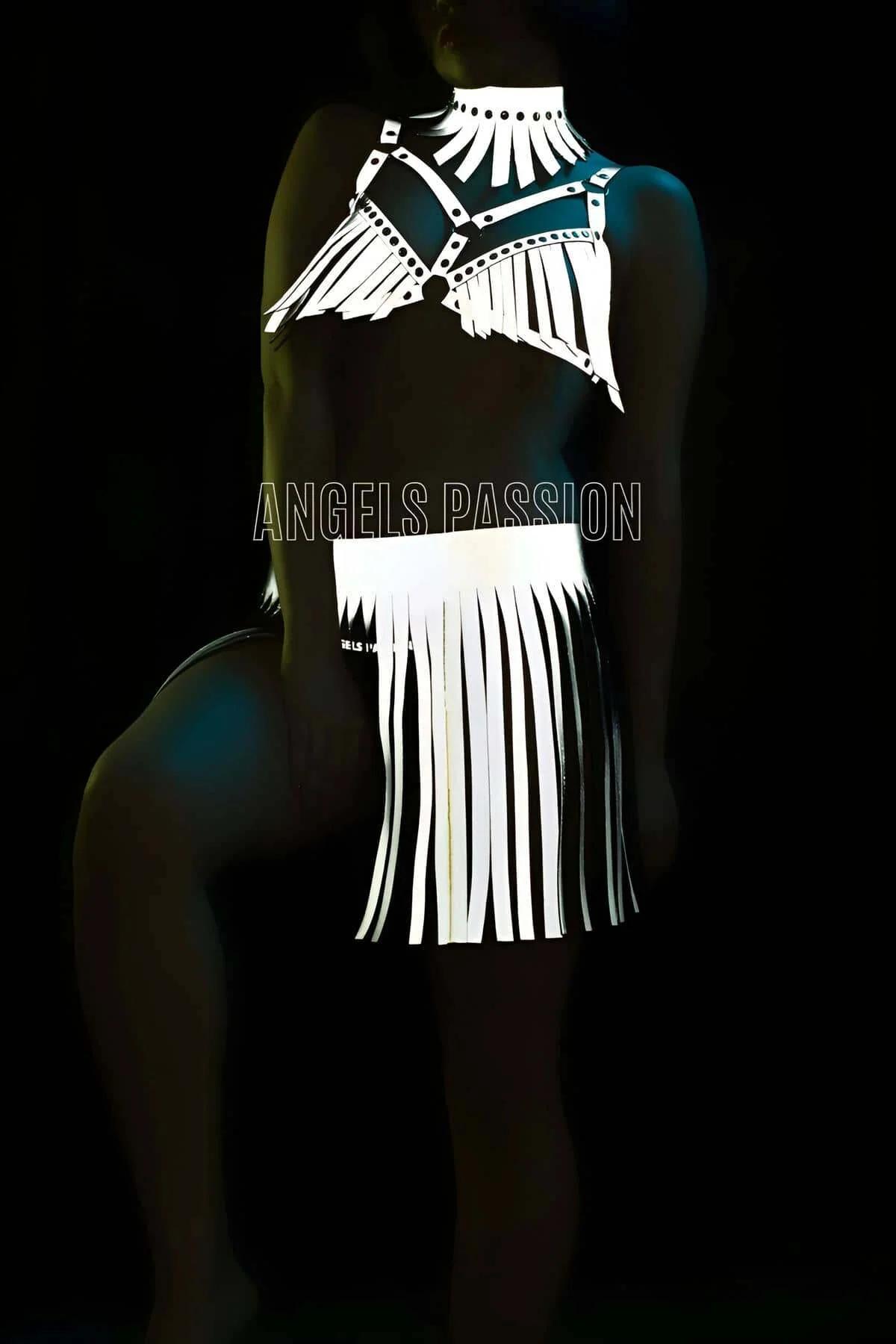 Karanlıkta parlayan harness takım etek ve üst parça birlikte spot ışık altında beyaz refleks etkisi