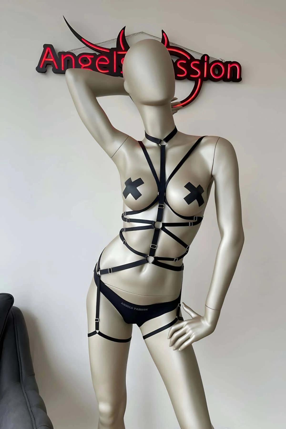 geometrik lastik harness boyun choker halkası ve omuz bant yerleşimi yakın plan