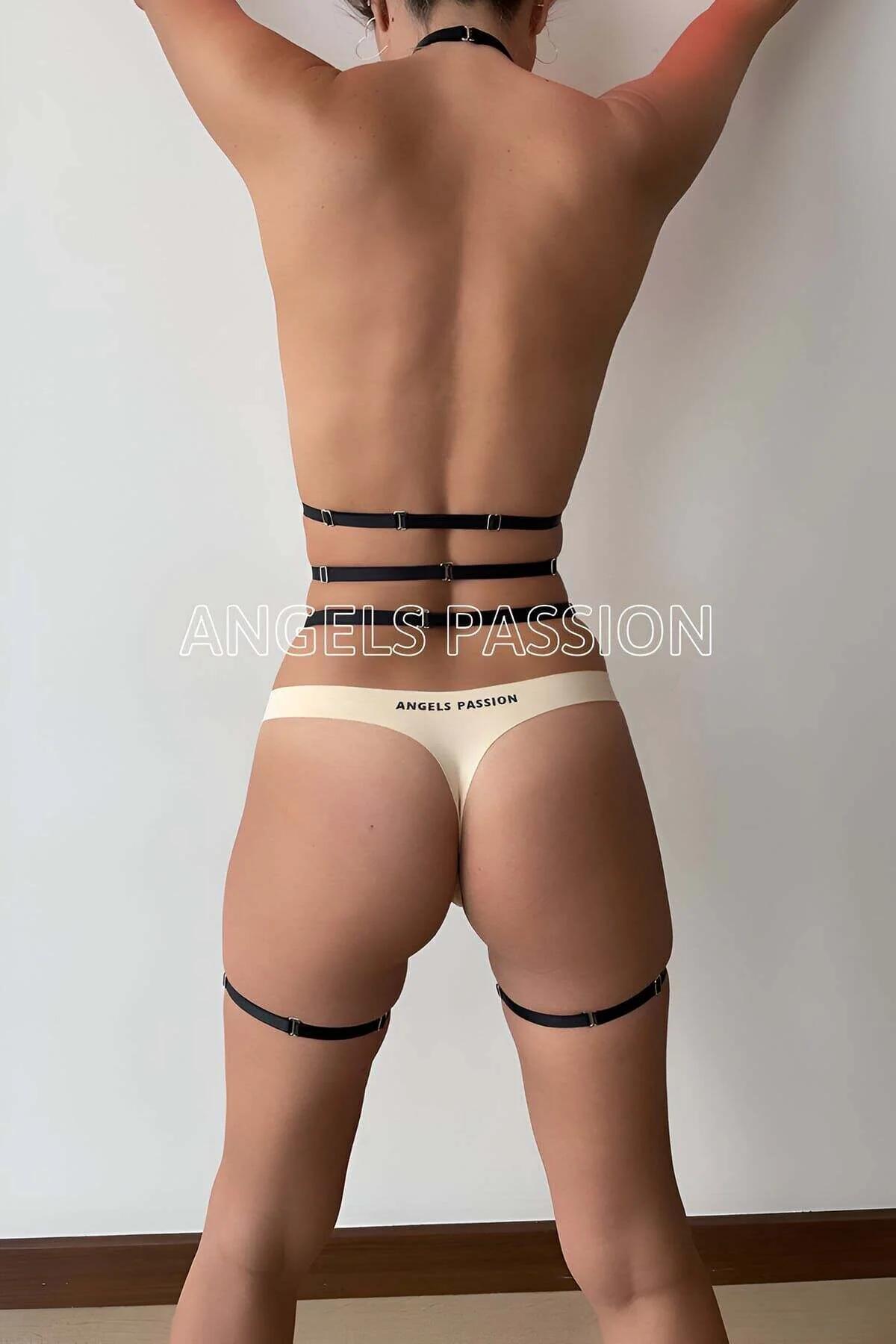 Siyah harness bacak jartiyer bantları uyluğa oturmuş tam görünüm