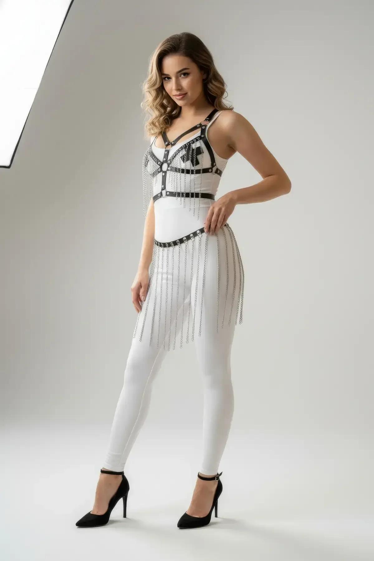 zincir saçaklı siyah harness beyaz tayt üstüne giyim kombini yan görünüm