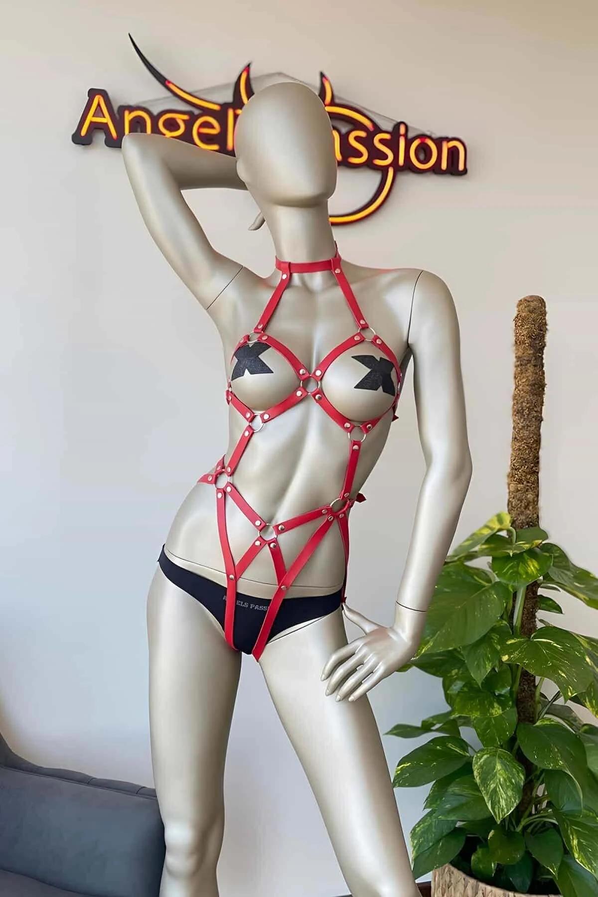 Kırmızı suni deri harness göğüs ve bel bant detayı gümüş perçinli birleşim noktaları