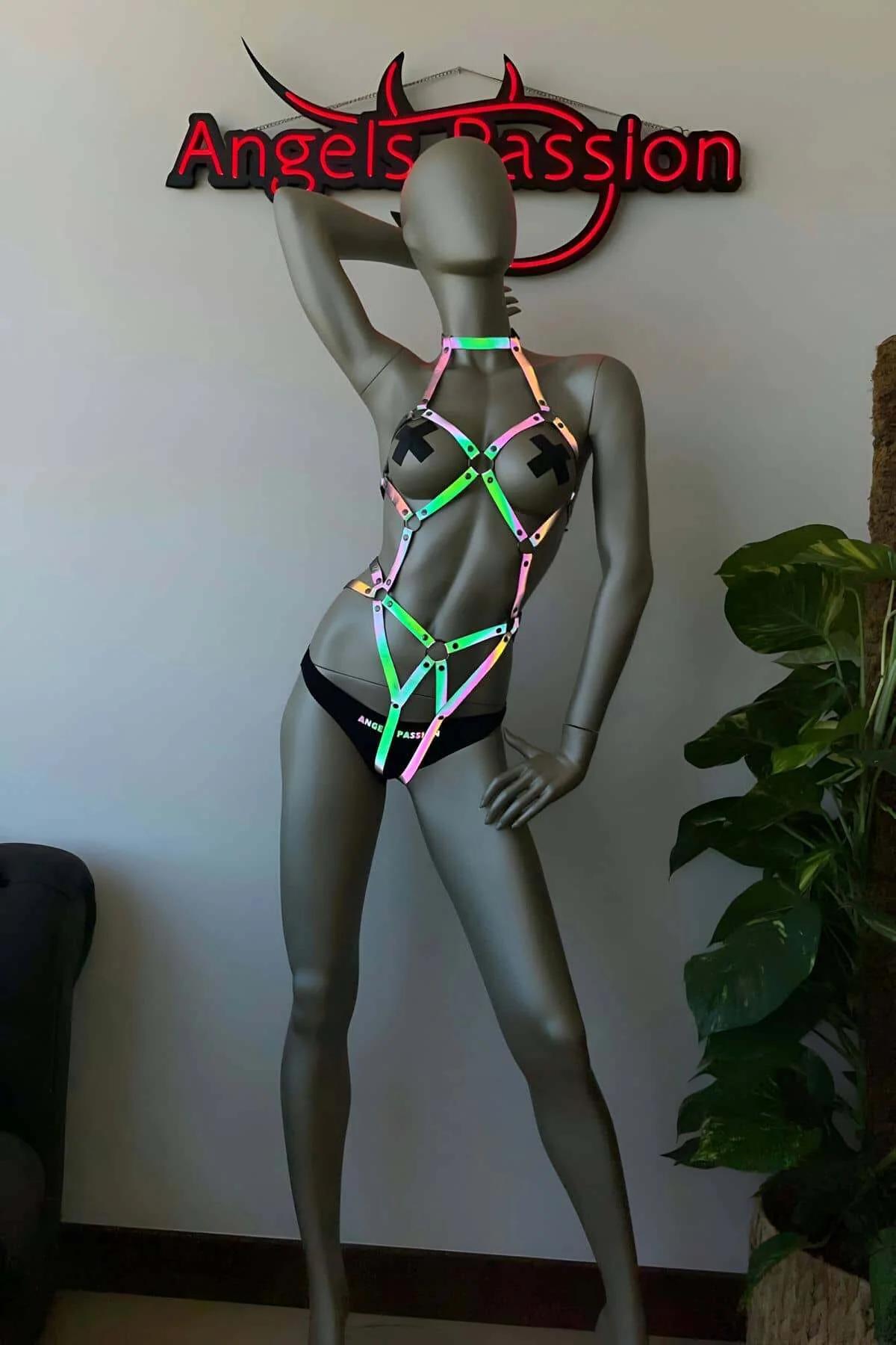 Geometrik çapraz X bant düzenli neon harness gümüş metal çıtçıt donanım detayı