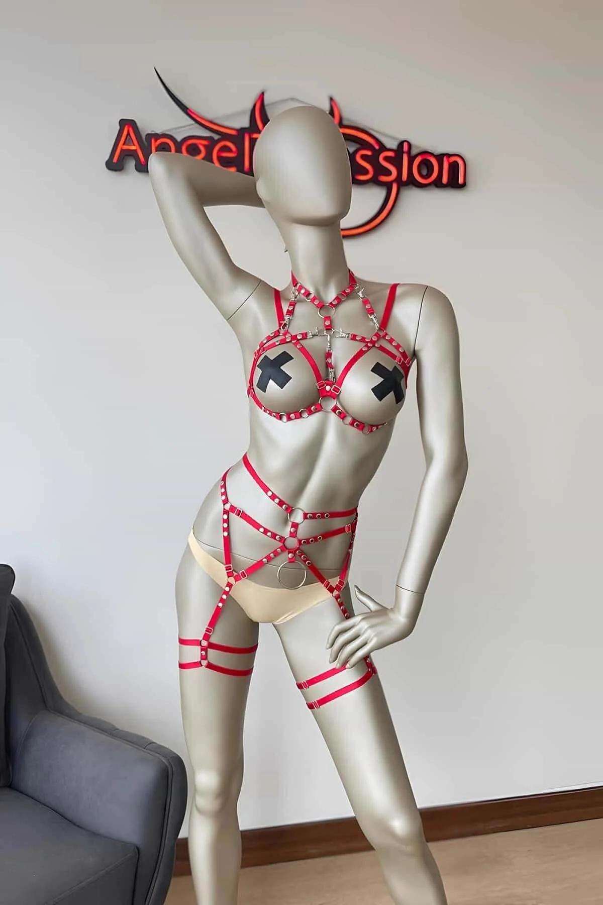 kırmızı elastik harness takım ön görünüm, gümüş toka ve O-ring donanım detayı
