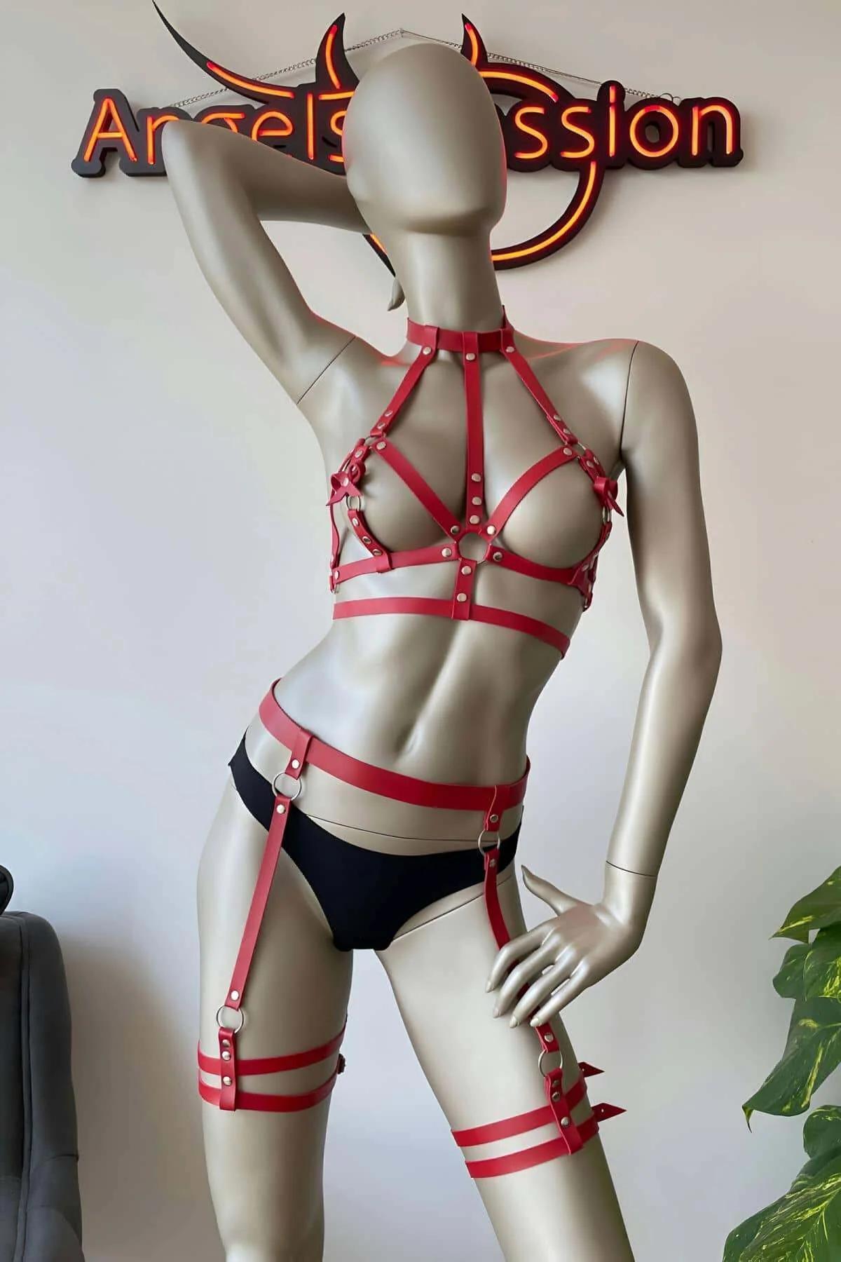 kırmızı deri harness gövde çemberleri yakın çekim gümüş metal toka detayı