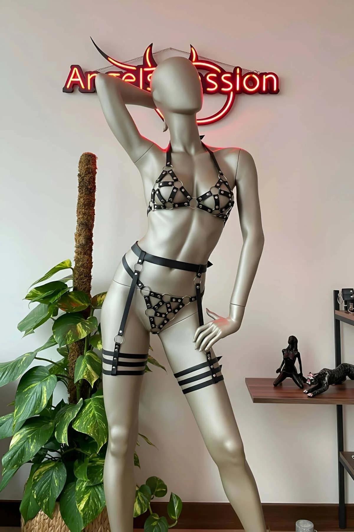 siyah vegan deri bralette harness üst parça gumus metal O-halka detayi