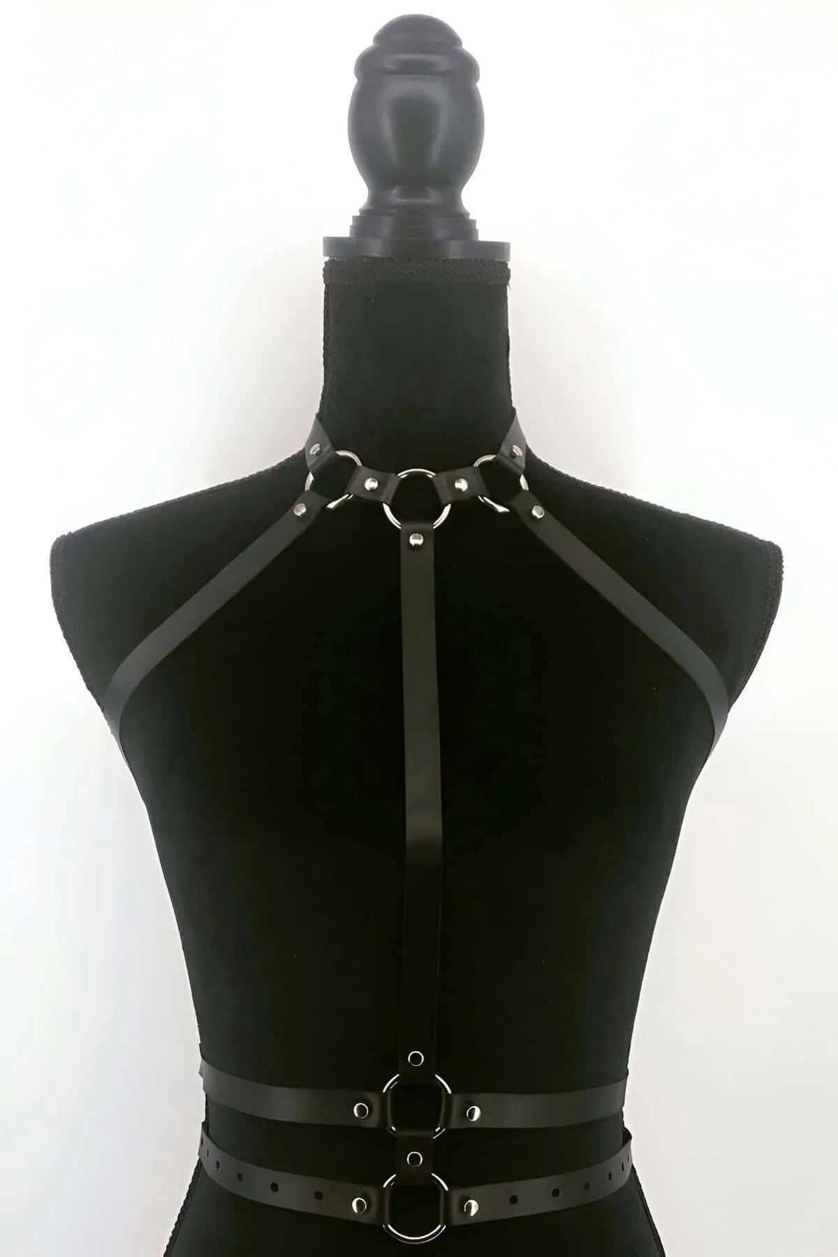 tasmalı harness bel bandı gümüş metal perçin detay yakın çekim