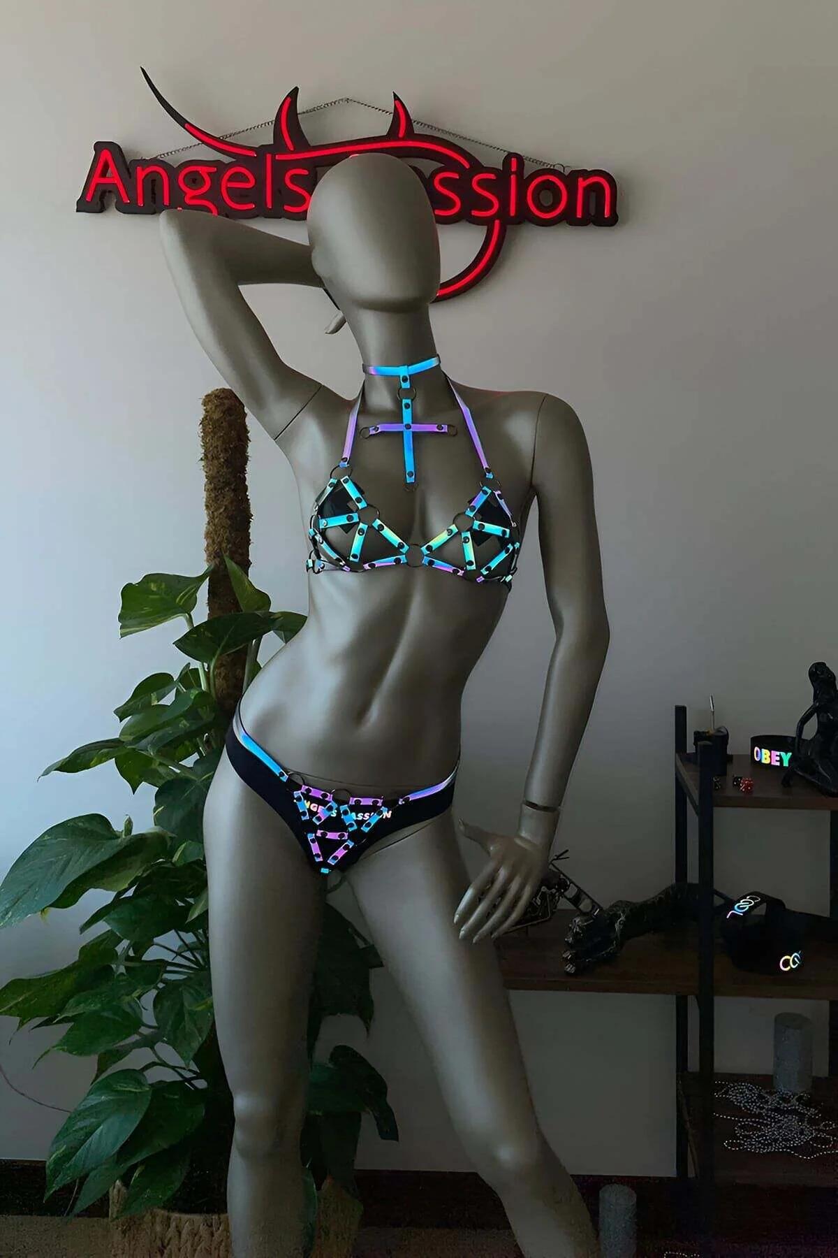 harness sütyen set UV flaş ışık altında holografik parlaklık mavi mor yansıma