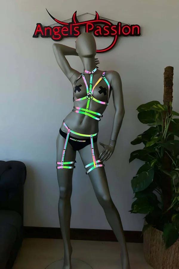 Siyah elastik bantlı holografik reflektörlü harness bralet ve jartiyer takım UV ışık altında neon yeşil pembe parlar