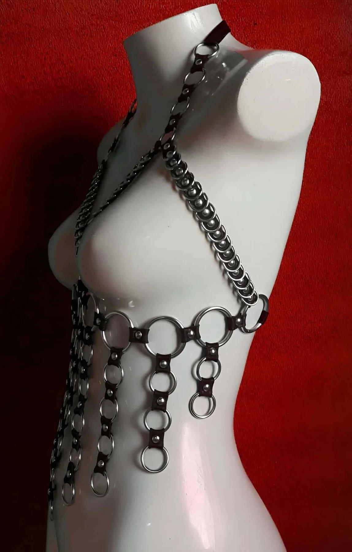 lastik harness büstiyer yan profil gümüş halka bağlantı noktaları siyah şerit detay