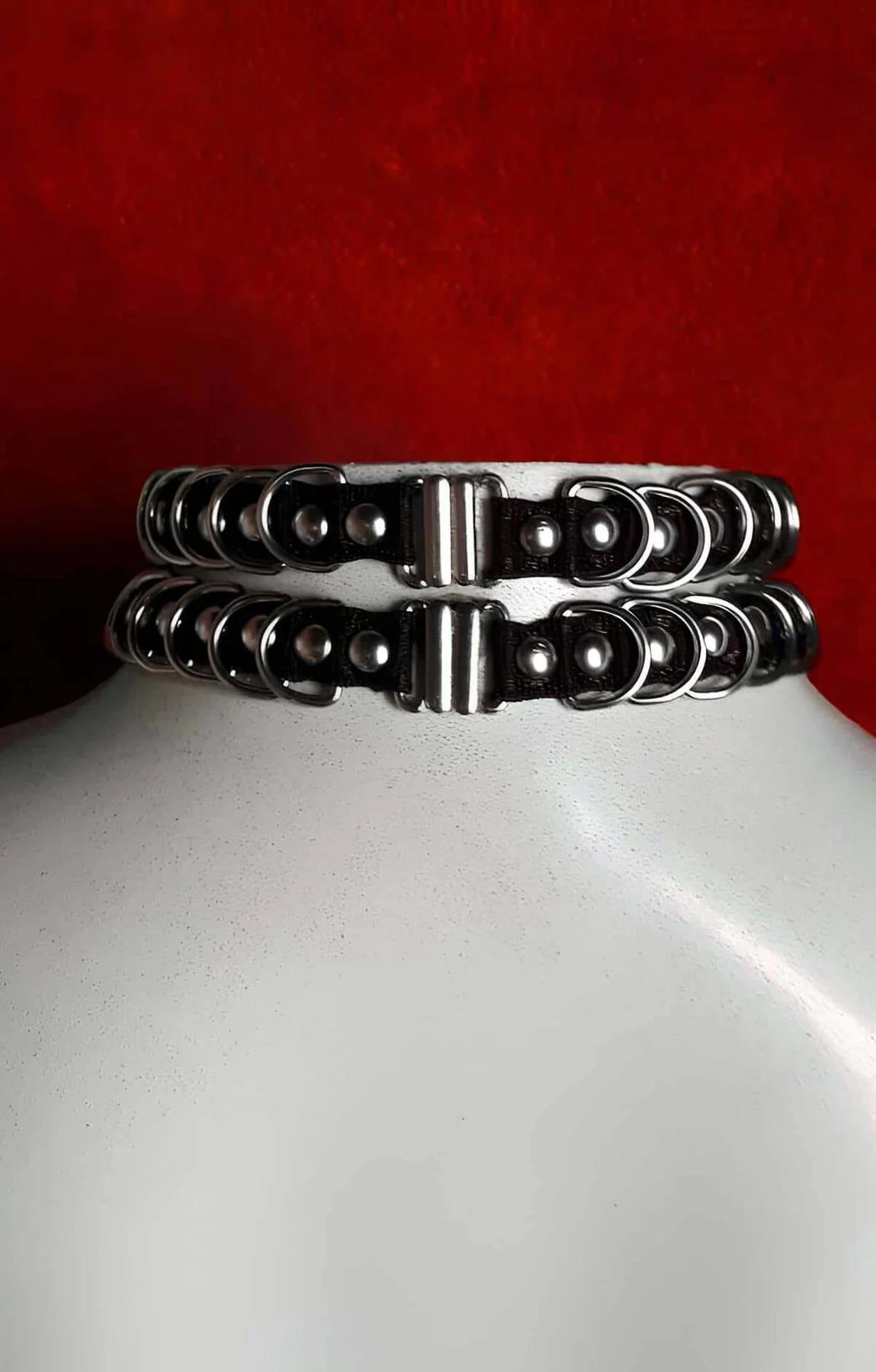 Siyah PU deri çift bant choker ön görünüm gümüş O-halka sarkıtlı manken üzerinde