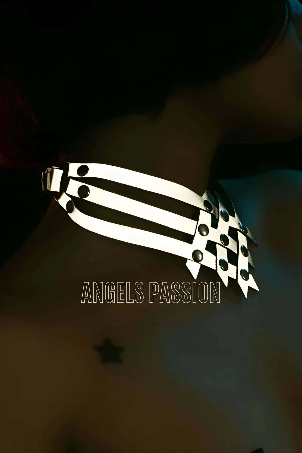 Gece aydınlatmasında parlayan beyaz choker boyunluk yansıtıcı etki