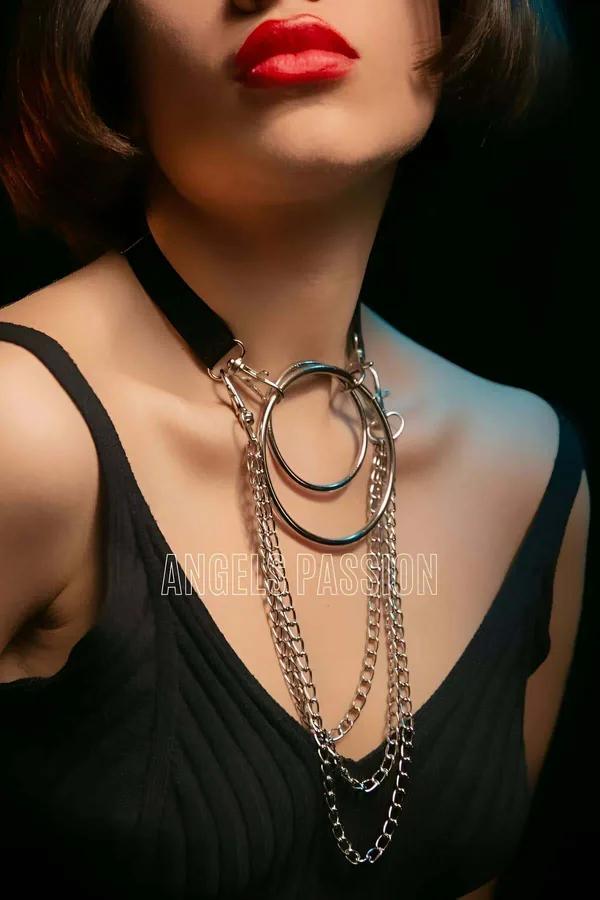 siyah lastik choker harness kolye çift gümüş O-halka ve sarkan zincir detayı boyun üzerinde