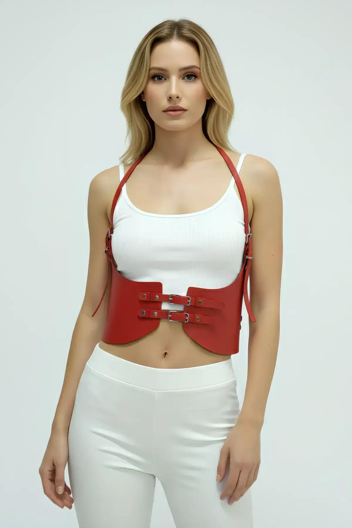 kırmızı faux leather korse kemer toka kapama sistemi yakın çekim